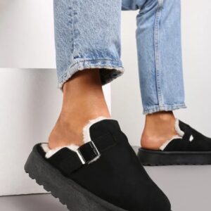 Claquettes noires fourrées